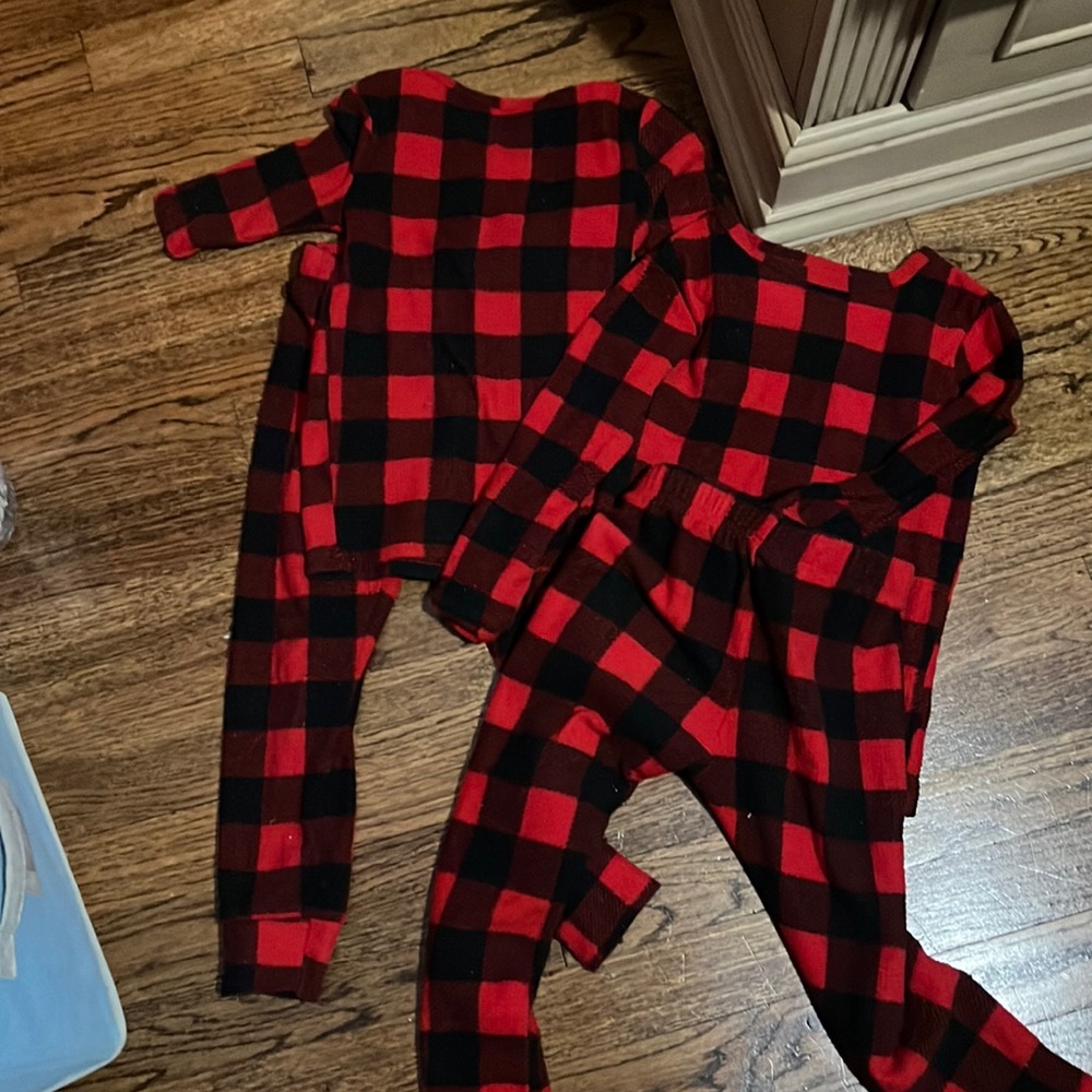 Buffalo plaid toddler fitted pajamas. 4t (2)